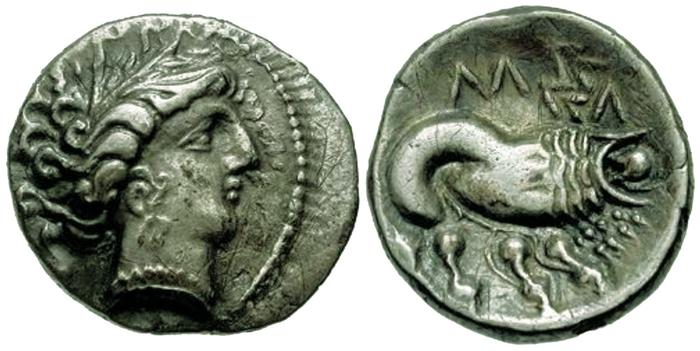 Dracma padana, con il diritto raffigurante la testa di Diana e il rovescio un leone e la scritta MAΣΣA (da Massalia)