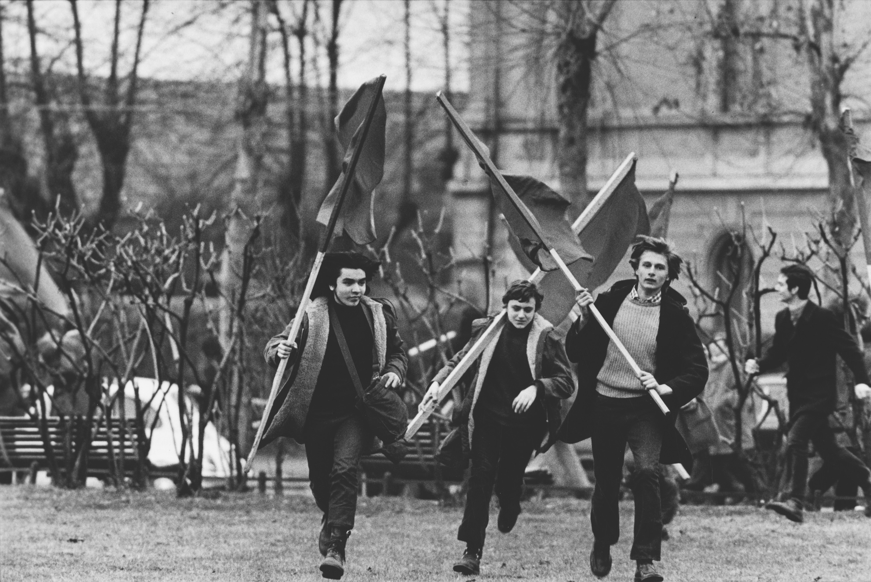 Manifestanti piazzale Accursio MIlano 1971 - Foto di Uliano Lucas