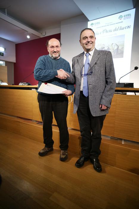 Angelo Paolo Taioli (primo, Sezione Poesie) premiato da Carlo Gerla (segretario generale Cisl Milano)